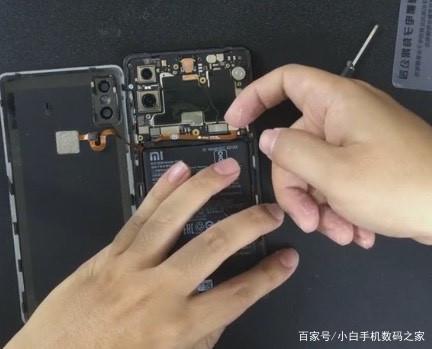 怎样拆手机后盖换电池