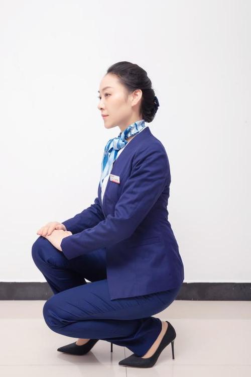警务行姿和蹲姿错误示范截图