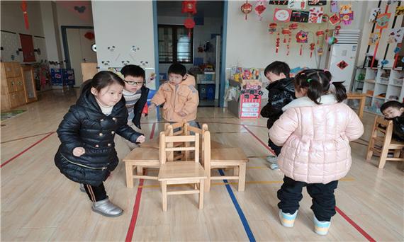 幼儿园凳子多种游戏截图