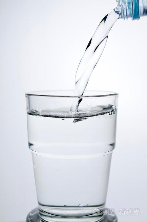 给人倒满杯的水是什么意思
