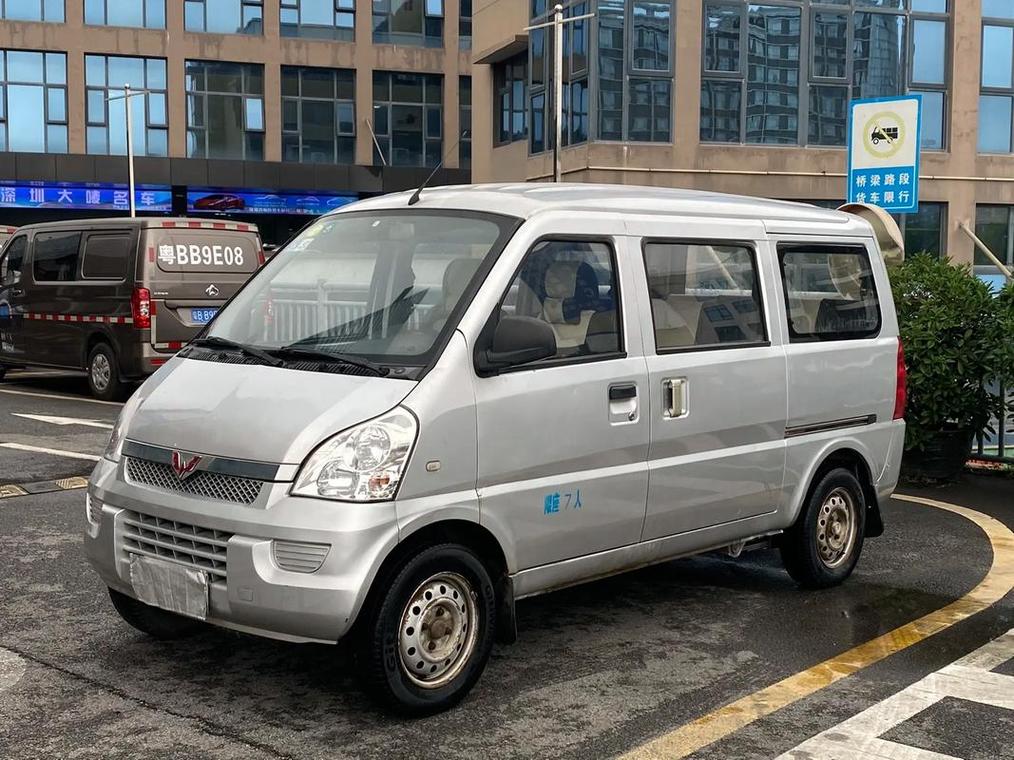 今日说法神秘的面包车