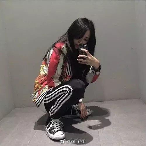 怎么在镜子里拍照好看