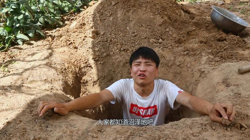 小伙挑战老虎凳视频