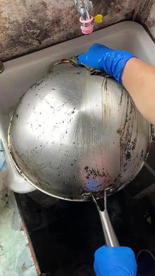 铁锅内部黑垢去除妙招