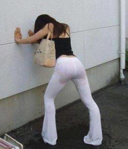 女班长尿裤子搞笑视频大全截图