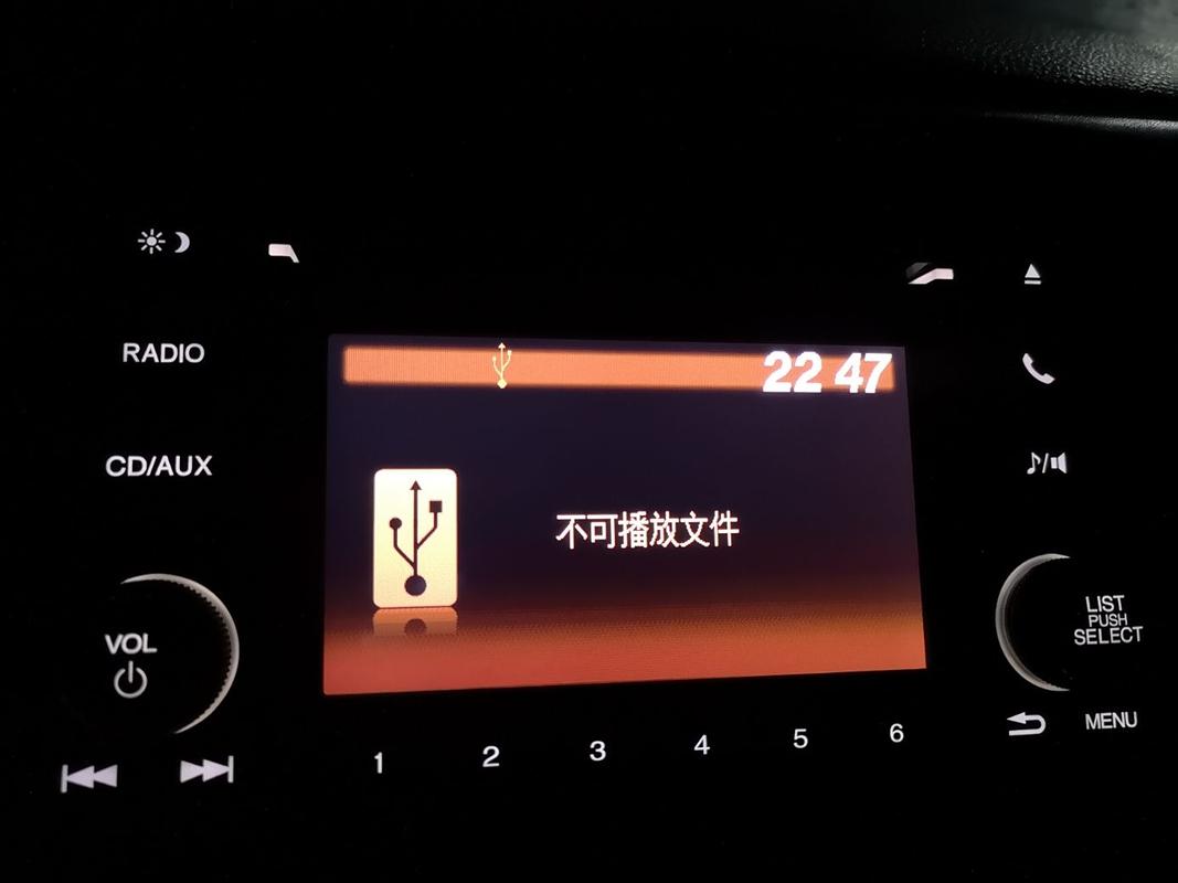 汽车插u盘为啥放不了歌呢