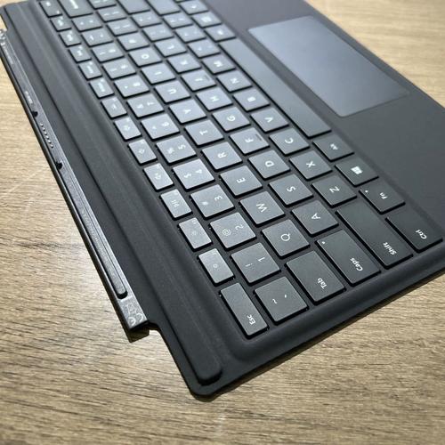 surface原装键盘要充电吗