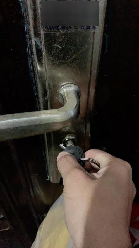 防盗门锁钥匙拧时费劲