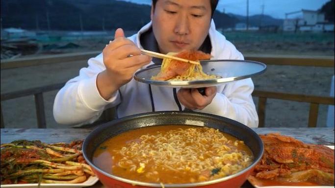 韩国吃播兴森吃泡面