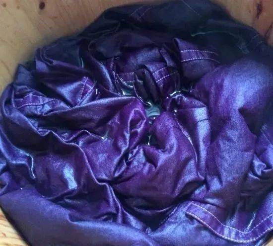 旧衣服重新染色怎么染