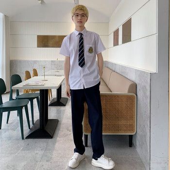 在学校穿西装的学生