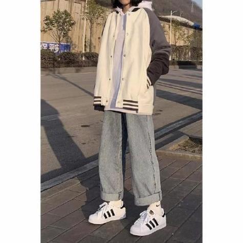 白色棒球服搭配什么裤子好看截图