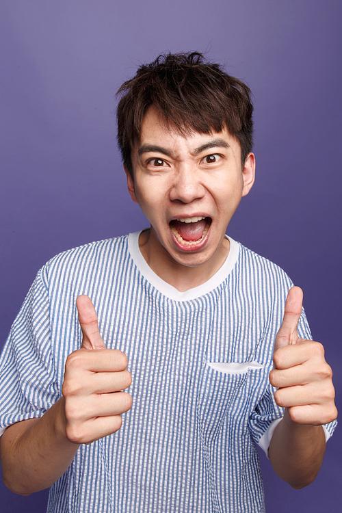 男人发大拇指怎么回复