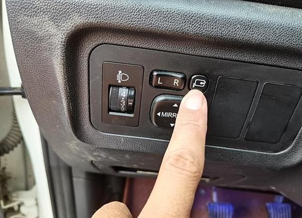 自动后视镜折叠开关在哪里缩略图