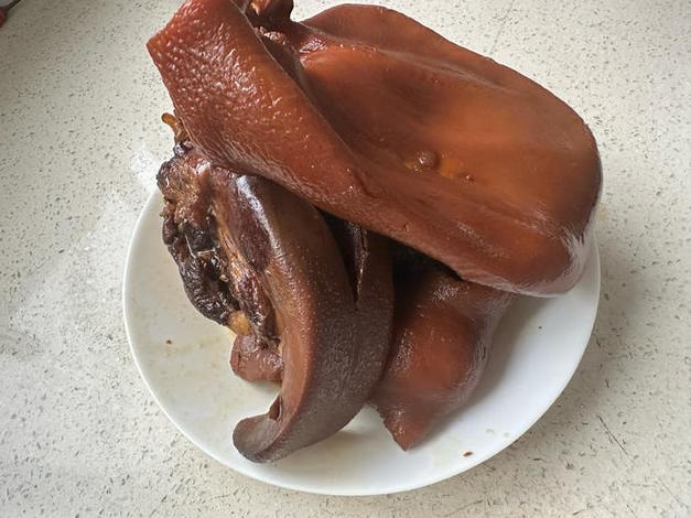 猪耳朵什么颜色正常