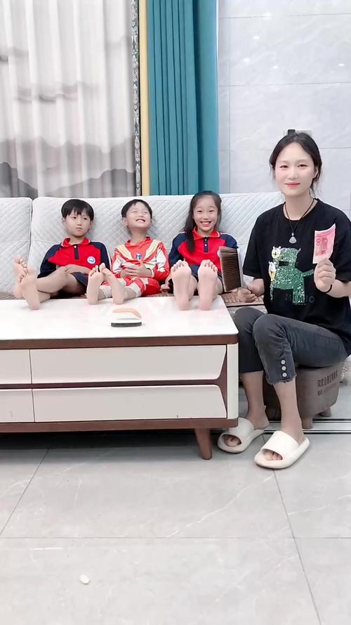 挠脚心格格明星八卦
