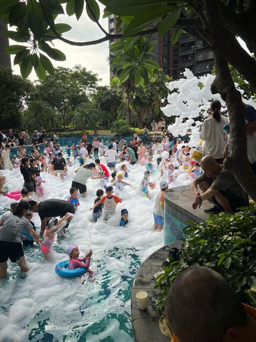吹泡泡吹出一个大泡泡儿歌