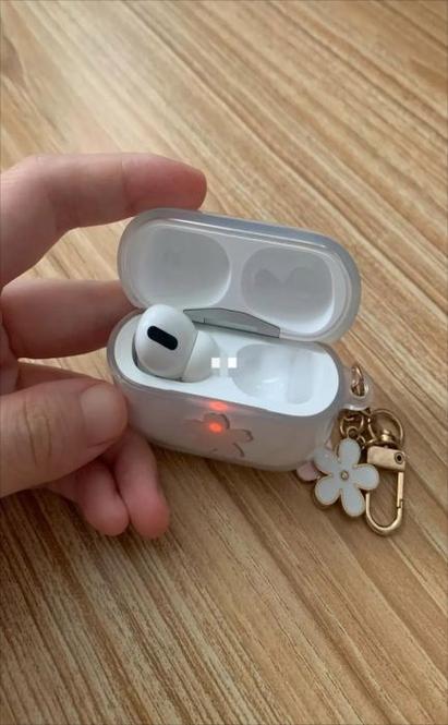 airpods充电时亮橙色灯