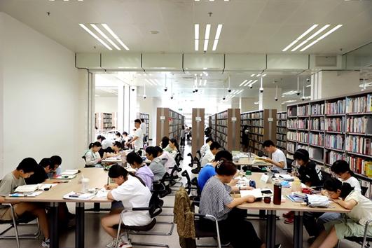 图书馆读书图片