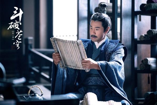 主角姓萧父亲叫萧战