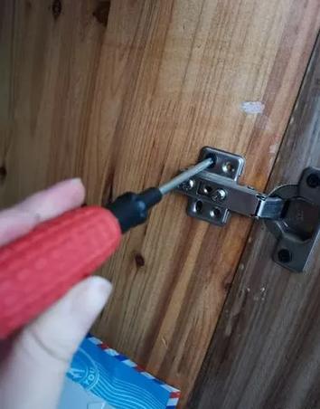 衣柜的十字螺钉怎么拆下来