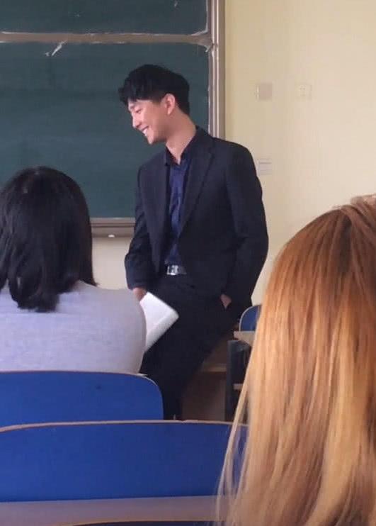 穿西装上课的老师