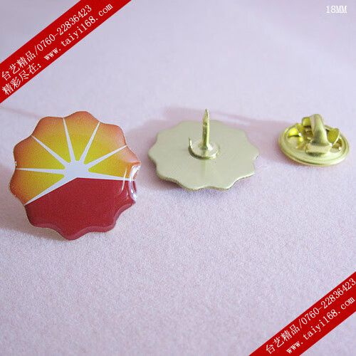 蝴蝶扣徽章怎么戴