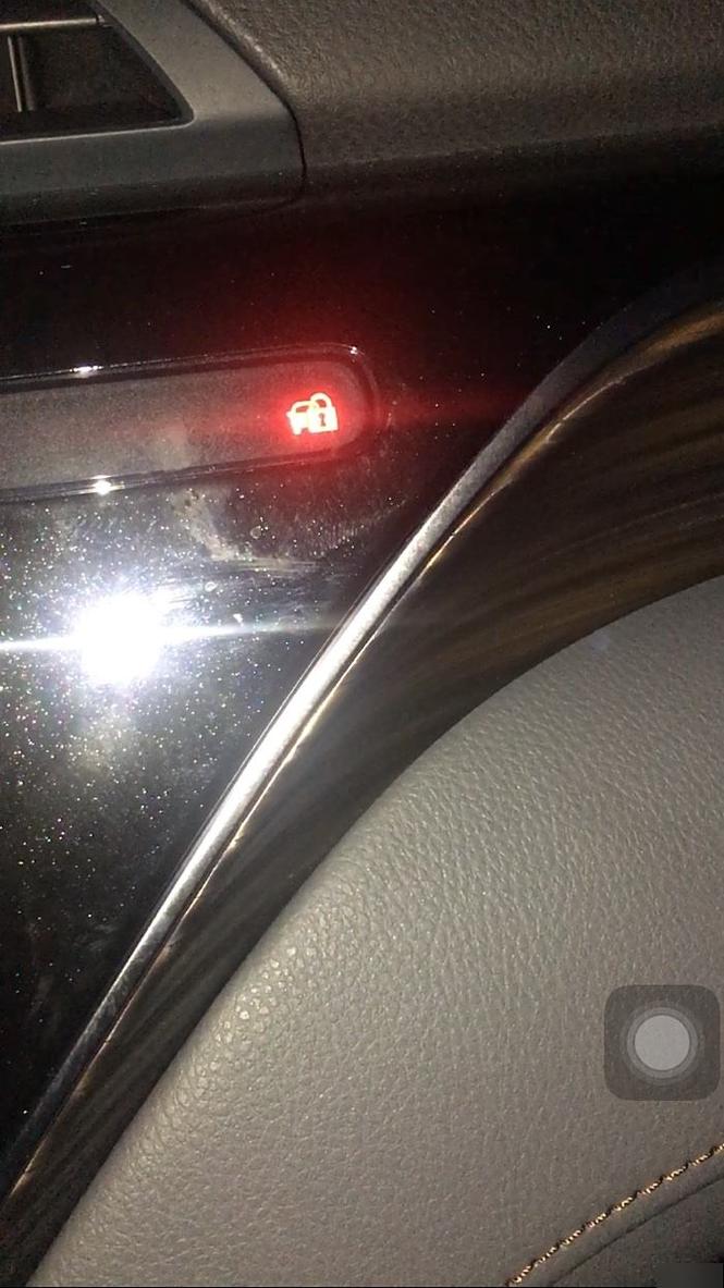 熄火后有个红点一直闪