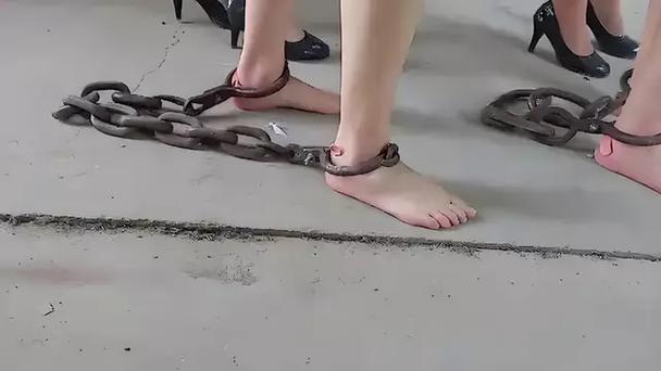 监狱体验钉脚镣二天