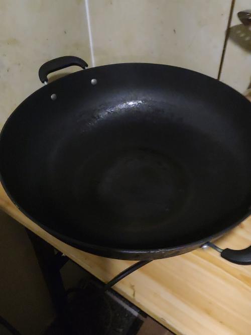 电炒锅有黑色锈