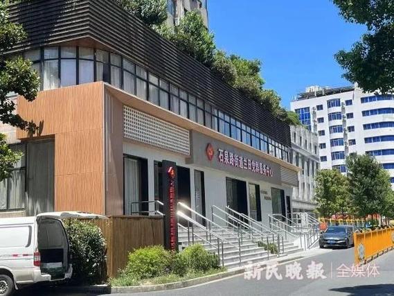 70-80岁老人放大镜