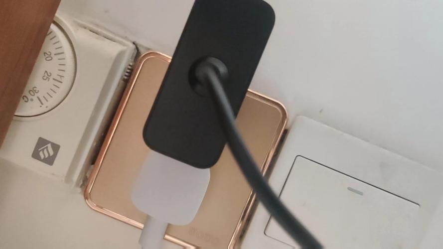 适配器有电流声正常吗