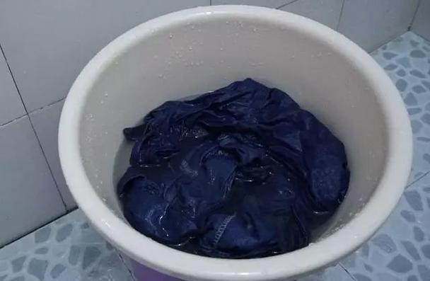 蓝色衣服怎样洗不褪色游戏截图