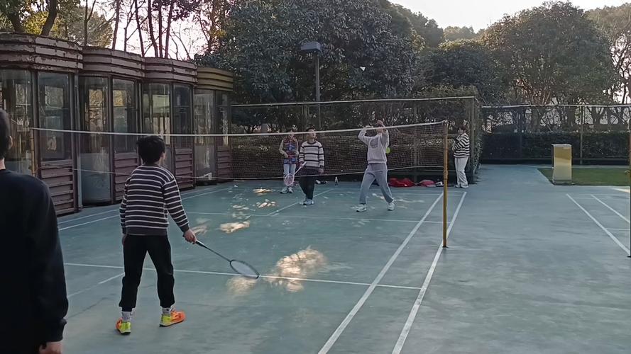 一个人打羽毛球视频截图