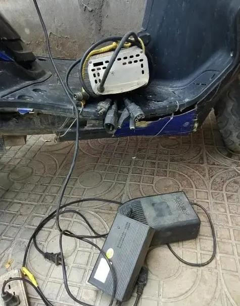 电动车充电器爆了一声