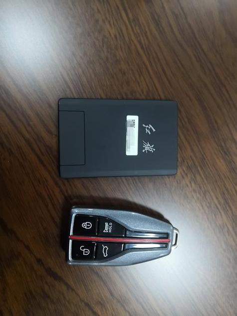 红旗hs5钥匙没电了怎么启动车子