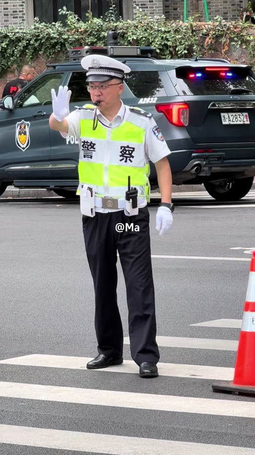 交警穿什么颜色的衣服图标
