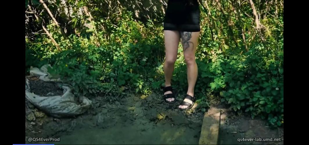 美女逃跑陷入沼泽截图