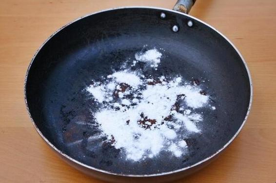 不粘锅内壁黑渍的清理