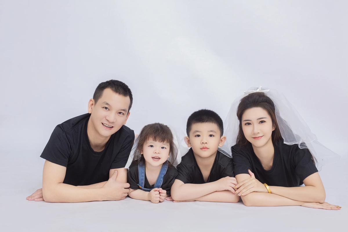 刘道明一家4口照片