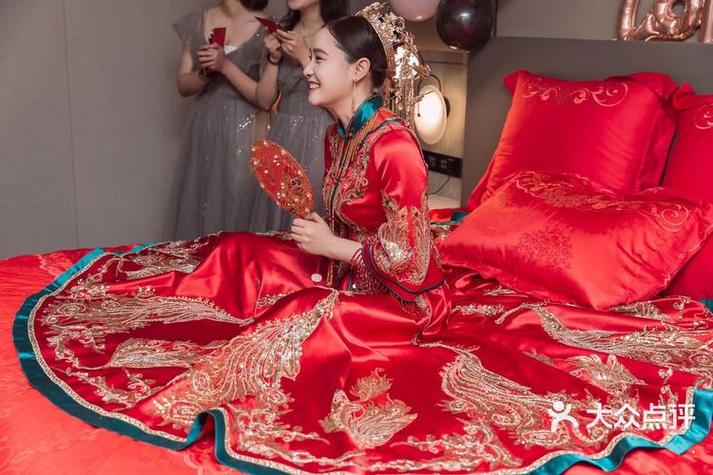 婚纱照红色的衣服叫什么缩略图