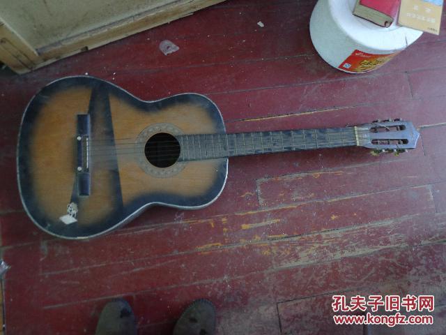 吉他有一根弦特别松