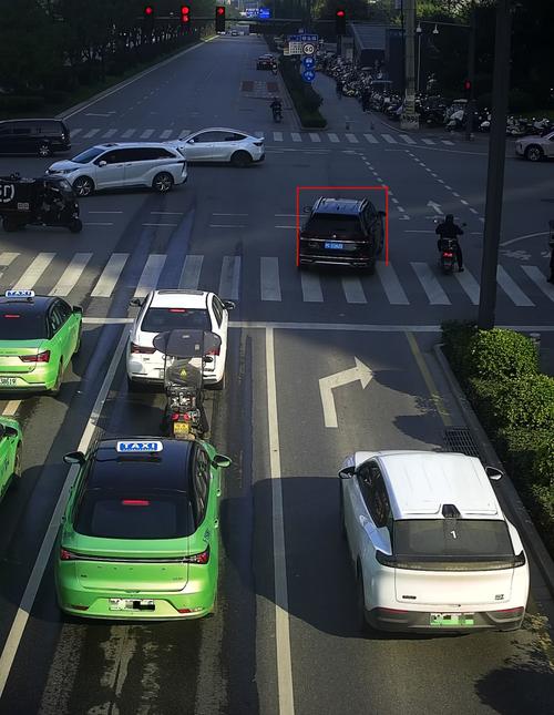 绿灯压实线会被拍到吗图标