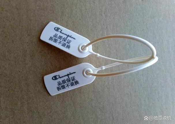 衣服上的退换凭证扣怎么拆
