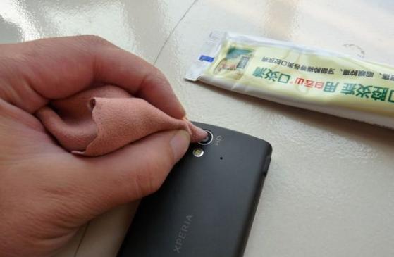 手机后摄像头能用502粘吗