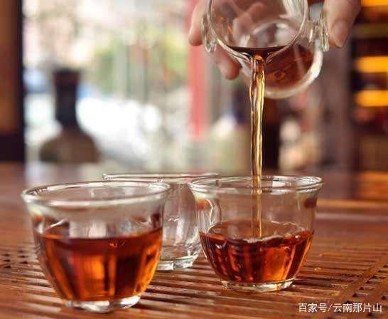 把满杯茶故意倒满截图