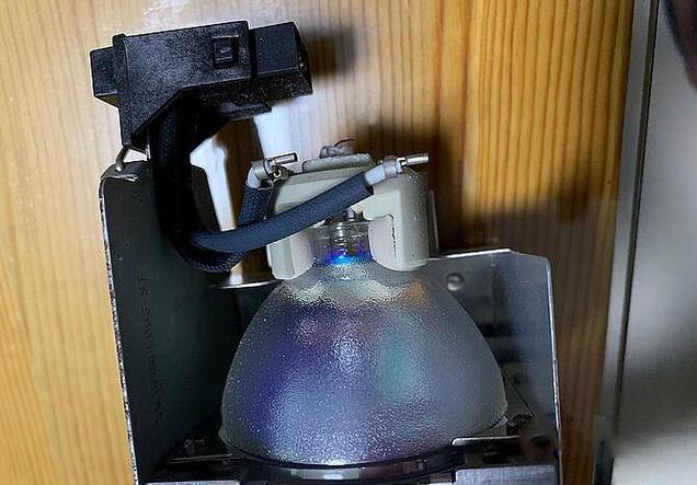 投影机新灯泡是不是温度高些