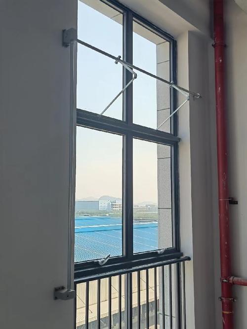 手摇曲臂开窗器安装方式