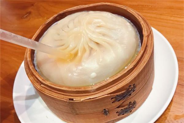 吴半饱吃蟹黄汤包截图