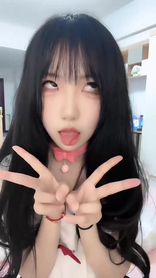 阿黑颜双V手势图片